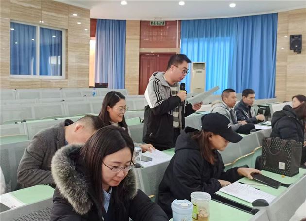 以备课组为单位进行现场评课