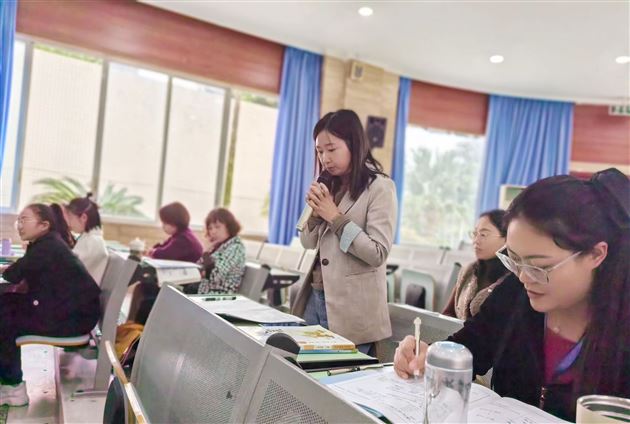 以备课组为单位评课