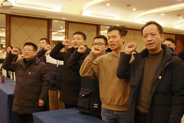 凝心聚力，攻坚克难，勇攀高峰——记成都棠湖外国语学校初中第一、三党支部主题党日活动