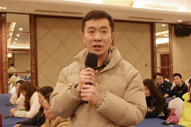 凝心聚力，攻坚克难，勇攀高峰——记成都棠湖外国语学校初中第一、三党支部主题党日活动