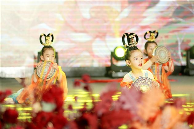 棠湖仁智幼儿园举行2024“龙行龘龘闹新年”文艺汇演