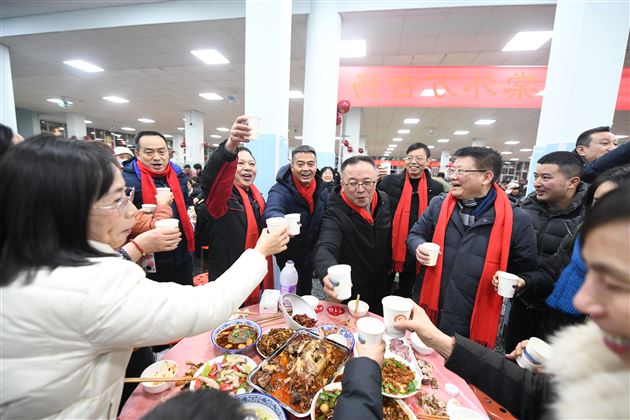 龙腾虎跃迎新春 龙马精神创未来——成都棠湖外国语学校2024年新春教职工团拜会 