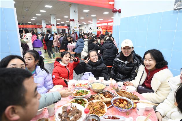 龙腾虎跃迎新春 龙马精神创未来——成都棠湖外国语学校2024年新春教职工团拜会