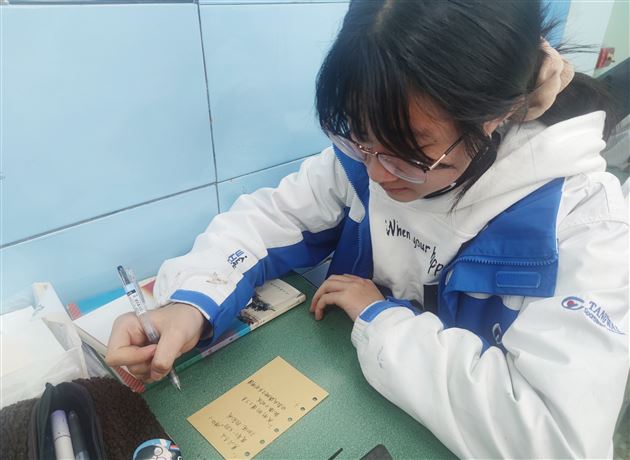 爱意为墨 礼赞女神——棠外初三语文组开展“献给心中最美的她”三行诗创作活动 