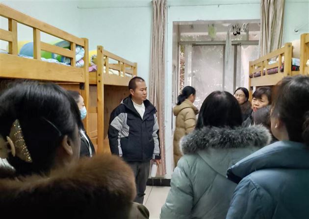 德育处副主任袁成老师与单元长对初中公寓进行督导巡查