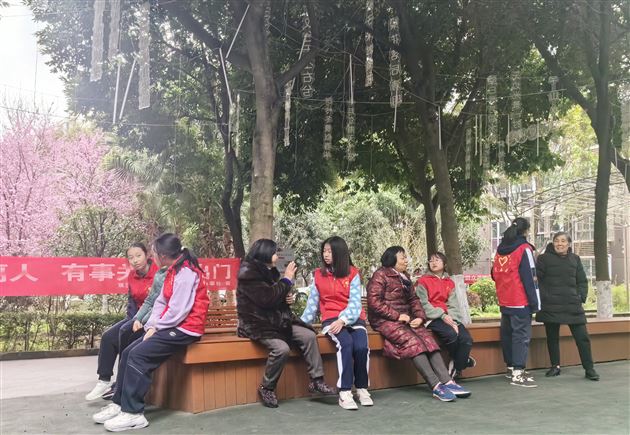弘扬雷锋精神 争做时代新人——记棠外初2023级学生代表社区志愿服务活动