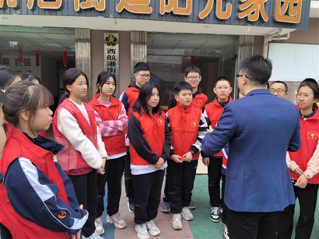 弘扬雷锋精神 争做时代新人——记棠外初2023级学生代表社区志愿服务活动