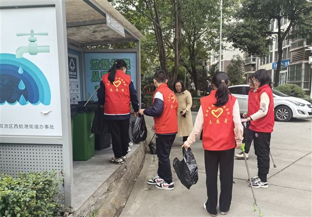 弘扬雷锋精神 争做时代新人——记棠外初2023级学生代表社区志愿服务活动