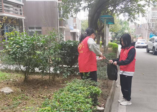 弘扬雷锋精神 争做时代新人——记棠外初2023级学生代表社区志愿服务活动