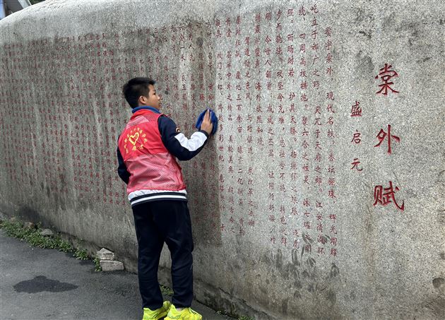 弘扬雷锋精神 共创美好环境——棠外初2022级开展卫生志愿服务活动 