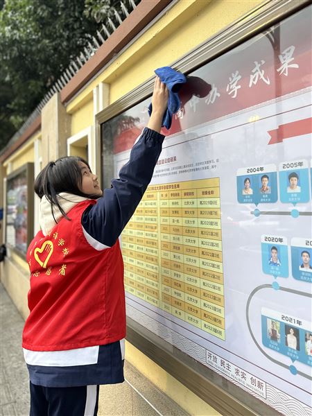 弘扬雷锋精神 共创美好环境——棠外初2022级开展卫生志愿服务活动