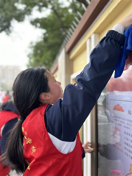 弘扬雷锋精神 共创美好环境——棠外初2022级开展卫生志愿服务活动