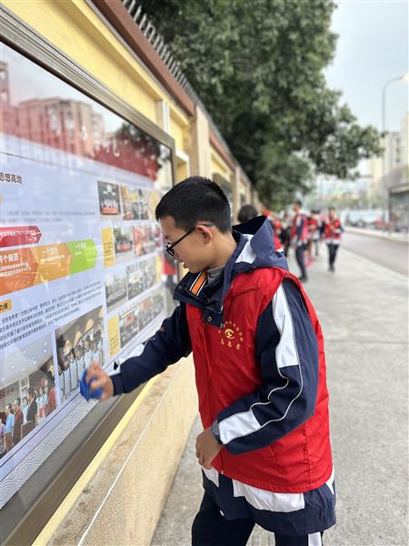 弘扬雷锋精神 共创美好环境——棠外初2022级开展卫生志愿服务活动