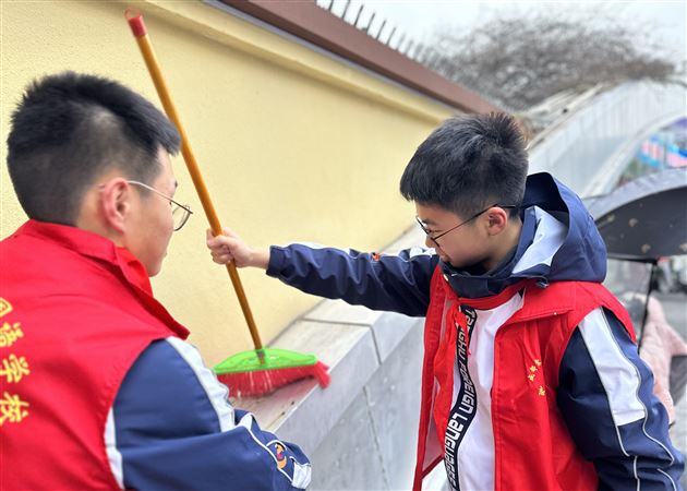 弘扬雷锋精神 共创美好环境——棠外初2022级开展卫生志愿服务活动