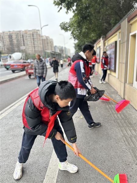 弘扬雷锋精神 共创美好环境——棠外初2022级开展卫生志愿服务活动