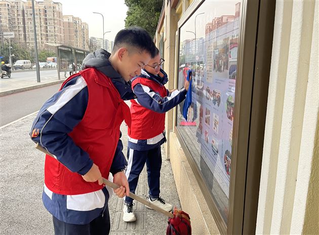 弘扬雷锋精神 共创美好环境——棠外初2022级开展卫生志愿服务活动