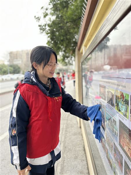 弘扬雷锋精神 共创美好环境——棠外初2022级开展卫生志愿服务活动