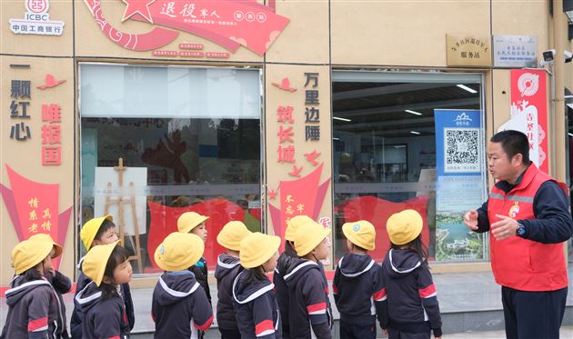 满满爱国情 军幼齐同心——棠湖仁智幼儿园&寺圣社区爱国主义教育活动