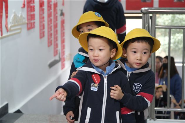 满满爱国情 军幼齐同心——棠湖仁智幼儿园&寺圣社区爱国主义教育活动