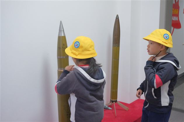 满满爱国情 军幼齐同心——棠湖仁智幼儿园&寺圣社区爱国主义教育活动