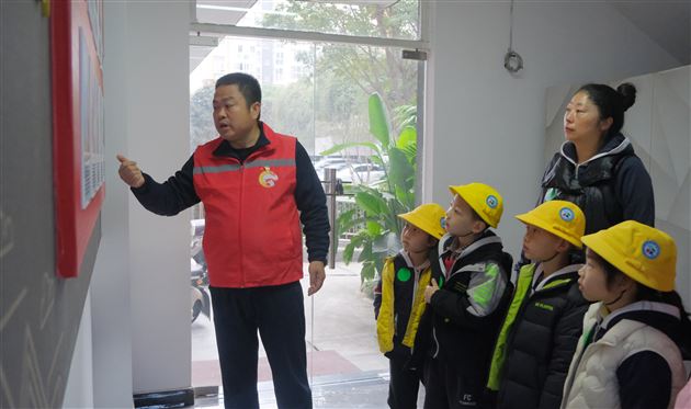 满满爱国情 军幼齐同心——棠湖仁智幼儿园&寺圣社区爱国主义教育活动