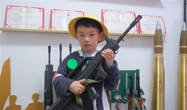 满满爱国情 军幼齐同心——棠湖仁智幼儿园&寺圣社区爱国主义教育活动