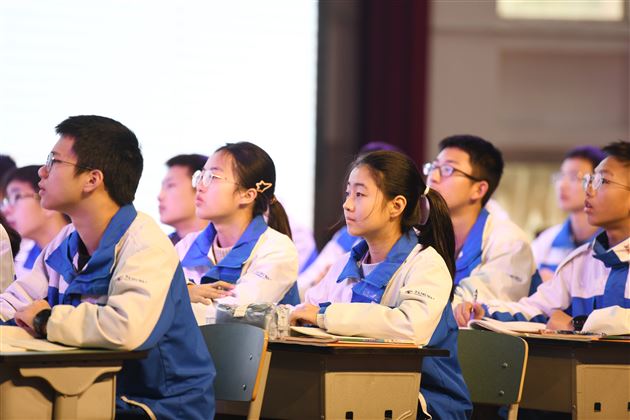 初三4班同学们认真听课