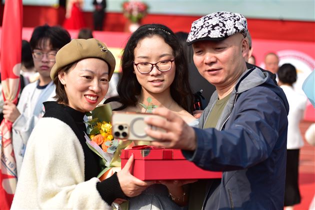 春山在望，同行追光——记棠外高2024届高三成人仪式暨高考誓师大会 