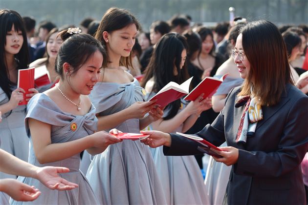 春山在望，同行追光——记棠外高2024届高三成人仪式暨高考誓师大会 