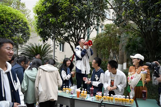 劳动最美丽 奋斗正青春——棠外举行第二十届师生爱心义卖活动 