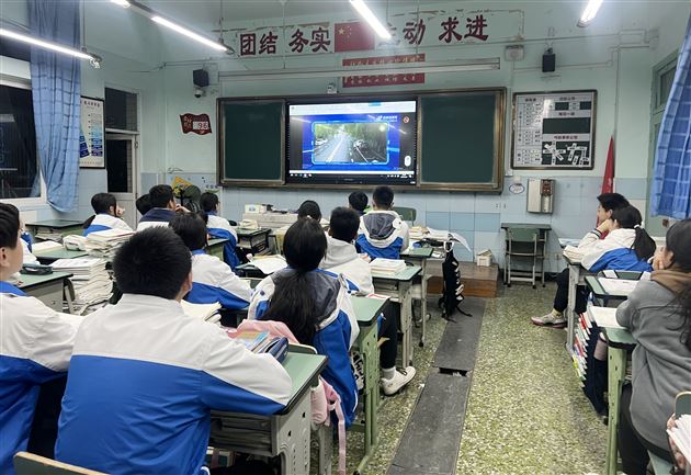 知危险，会避险——棠外初中部开展交通安全主题班会课