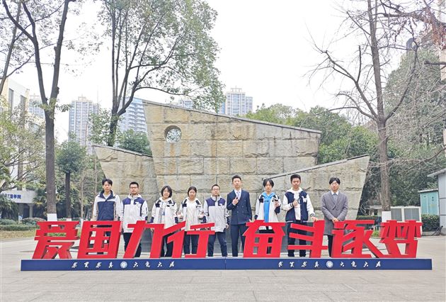 电子科技大学校园内合影