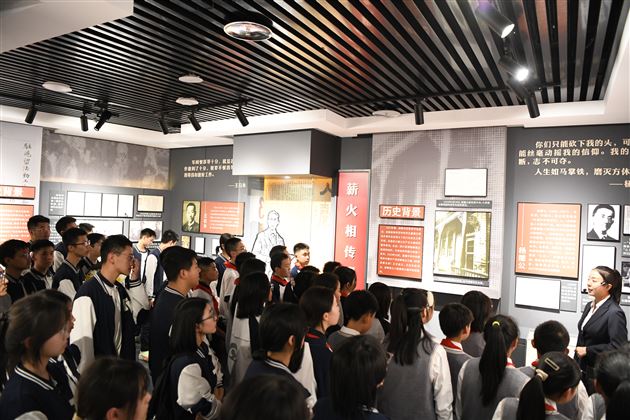 缅怀革命先烈  传承红色基因——棠外举行“铸魂·2024·清明祭英烈”主题教育活动