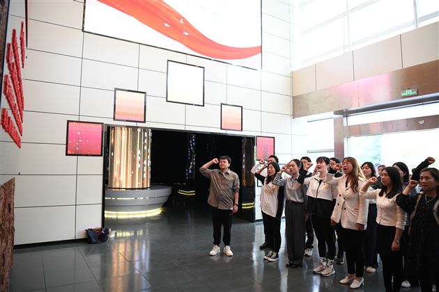 铸魂·2024清明祭英烈——成都棠湖外国语学校初中党总支部清明节祭扫活动 