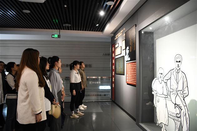 铸魂·2024清明祭英烈——成都棠湖外国语学校初中党总支部清明节祭扫活动