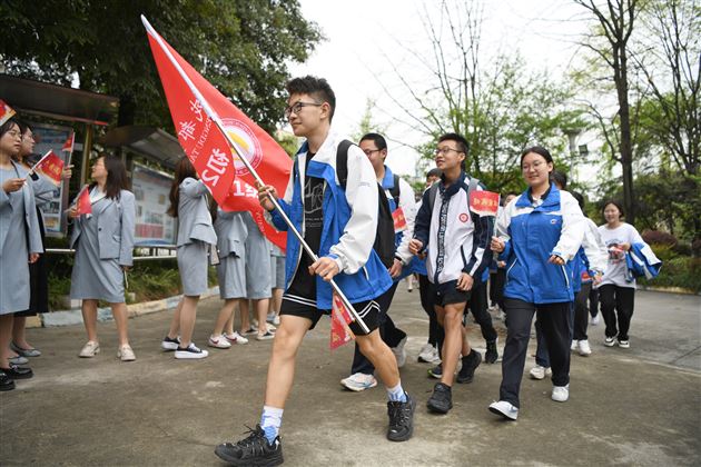 扬帆起航，逐梦中考——棠外召开初2021级中考动员暨学生表彰大会