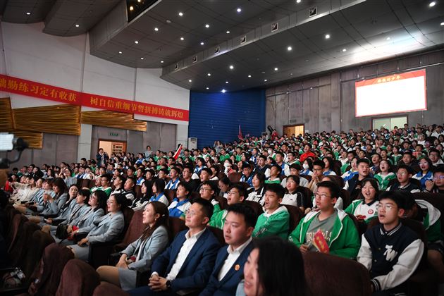 扬帆起航，逐梦中考——棠外召开初2021级中考动员暨学生表彰大会