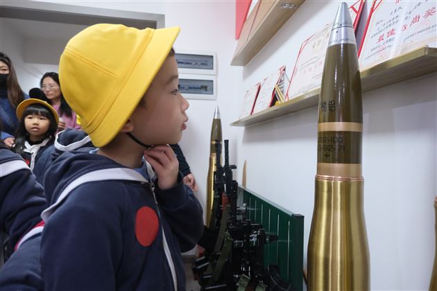 走进社区，参观军事陈列馆