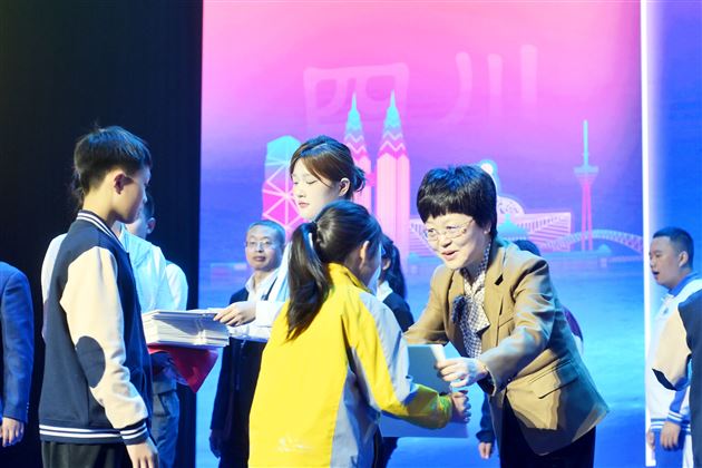 四川省政府副秘书长杨昕为我校获奖选手颁发第38 届全国青少年科技创新大赛四川代表队出征荣誉证