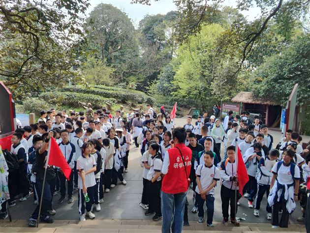 茶叶亲手采 茶香沁我心——棠外初2022级师生赴蒙顶山开展春季研学活动与综合实践课程 