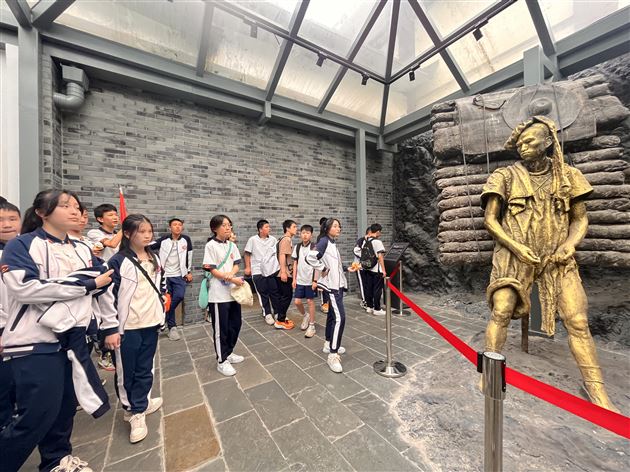 茶叶亲手采 茶香沁我心——棠外初2022级师生赴蒙顶山开展春季研学活动与综合实践课程