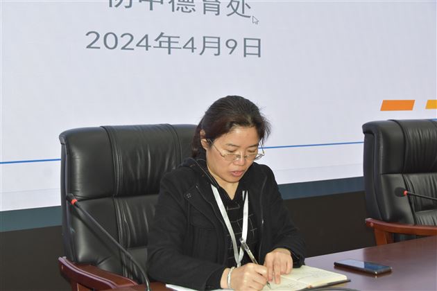 初中宿管主管张俊英老师主持主题教育活动