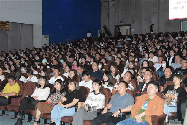 因爱携手 共育未来——棠外初2023级开展“如何与孩子有效沟通”亲子讲座 