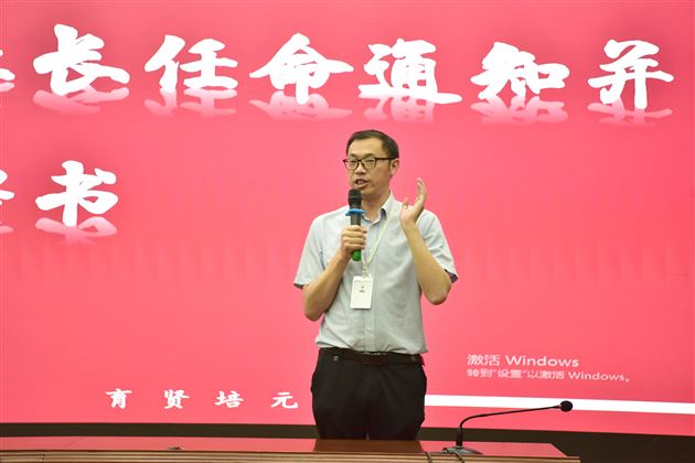 高中副校长邓思海宣读任命文件 