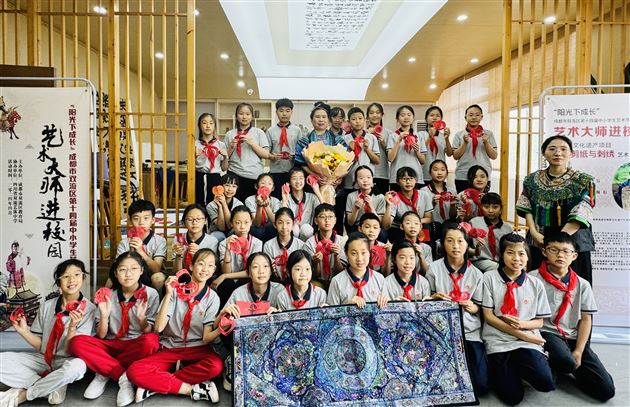 阳光下成长，妙手中飞舞——“大师进校园”苗族剪纸刺绣传承人走进棠外附小