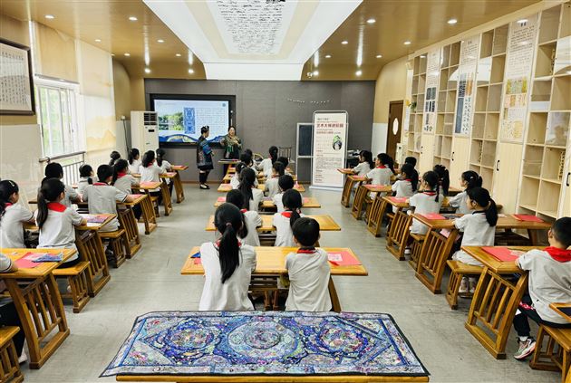 阳光下成长，妙手中飞舞——“大师进校园”苗族剪纸刺绣传承人走进棠外附小