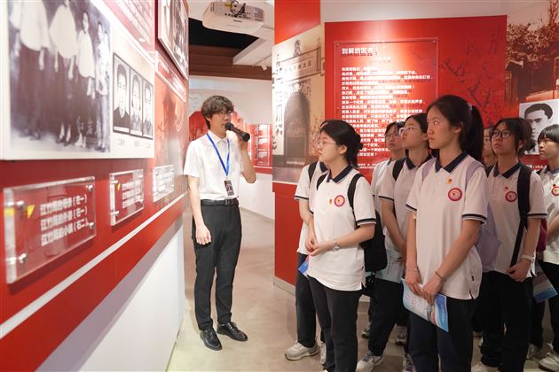 参观川大江姐纪念馆