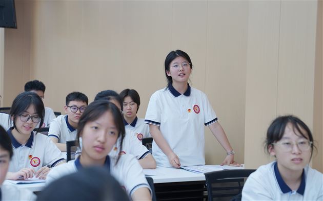 同学们积极参与知识竞赛环节