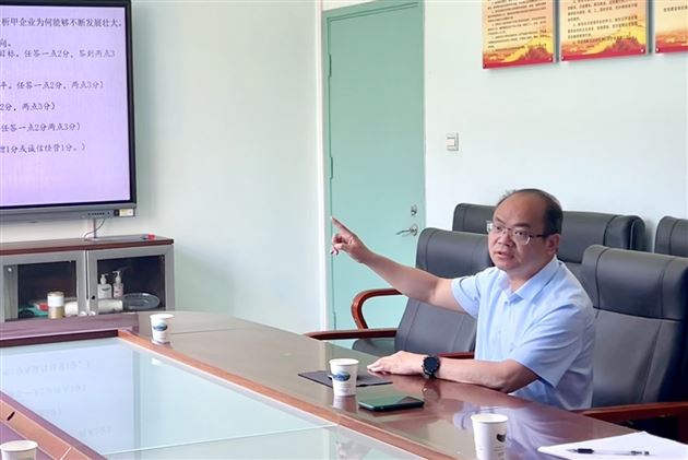 高中政治组、政治名师工作坊特邀四川师范大学陈驰教授进校指导