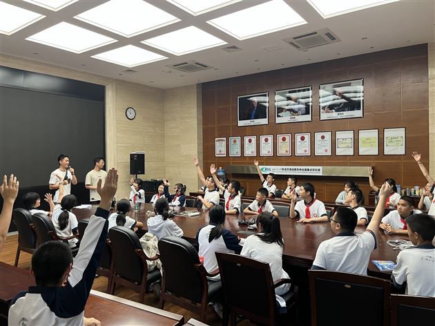 棠外初中师生赴西南交大轨道交通重点实验室开展主题团（队）日活动